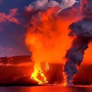 Su remota localización e increíbles paisajes volcánicos hacen de esta isla una de las más exóticas del Archipiélago, siendo aún una de las menos visitada