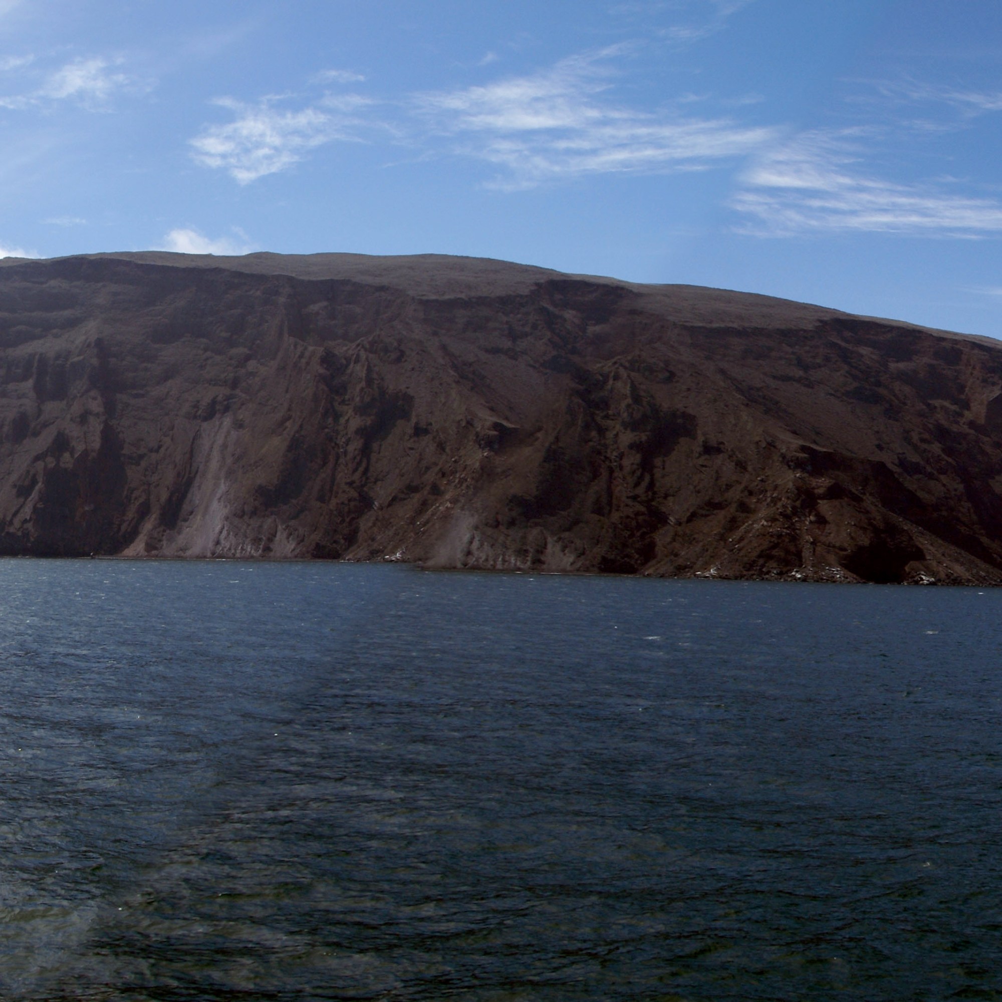 Fernandina tiene un área de 642 Km2 y una altitud de 1,476 metros (4,842 pies), con una caldera de alrededor de 6,5 km de ancho. La caldera colapsó en 1968, cuando partes del piso de la caldera cayeron 350 metros. Un pequeño lago ha ocupado intermitentemente el piso de la caldera norte, más recientemente en 1988.